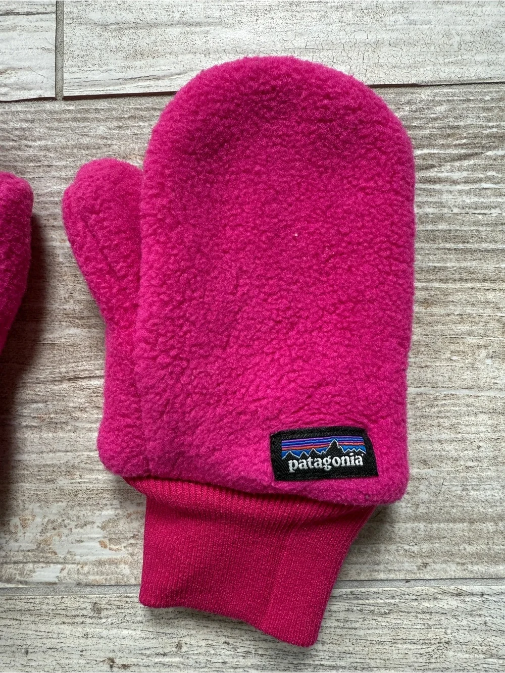 Patagonia Kids Mittens in Hot Pink Fleece